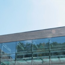 Cloître avec vue sur galerie vitrée